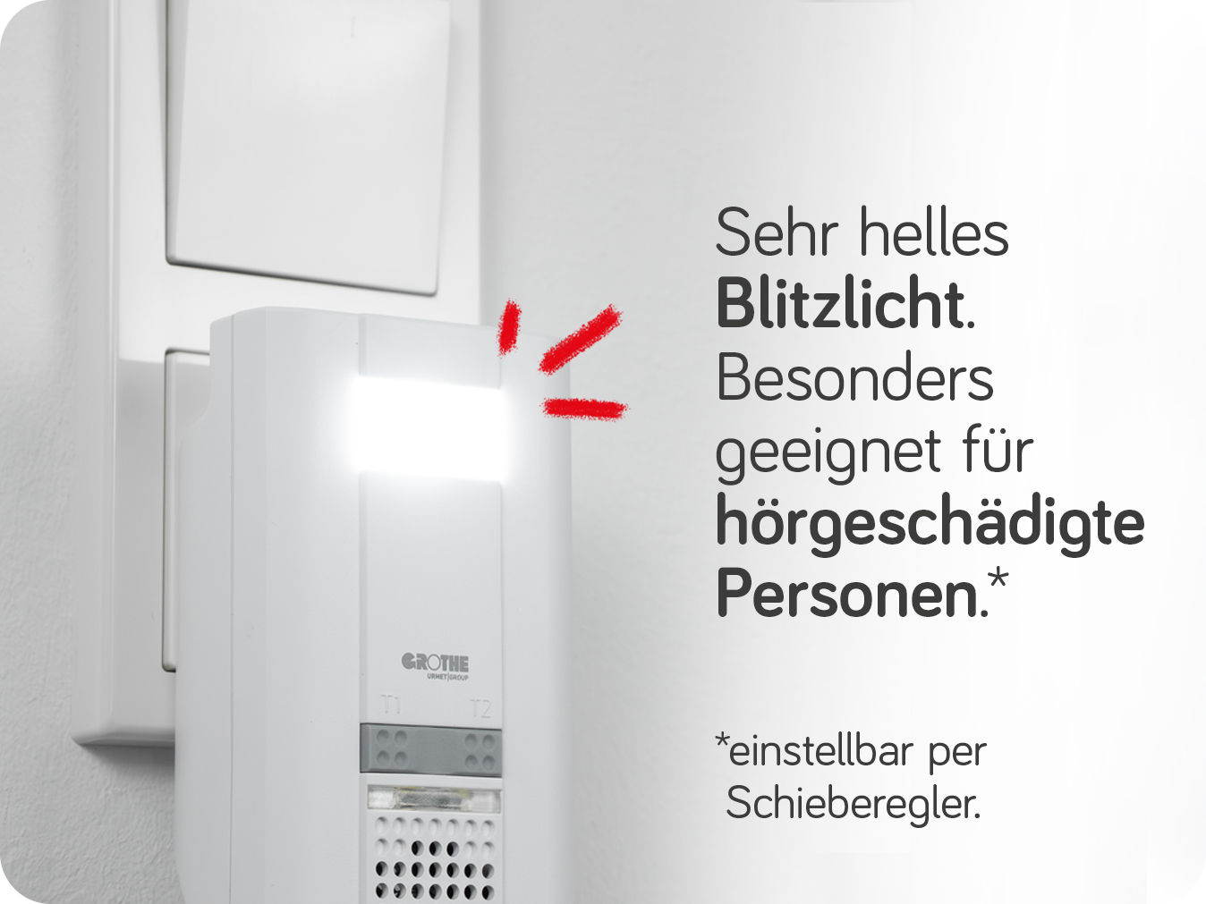 MISTRAL 400 in der Steckdose mit aktivem Blitzlicht und Text rechts daneben