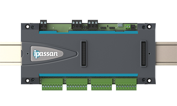 IPassan Controller in rechteckigem Gehäuse mit grauer Abdeckung, grünen Anschlussklemmen und sichtbarer Hutschienenmontage.