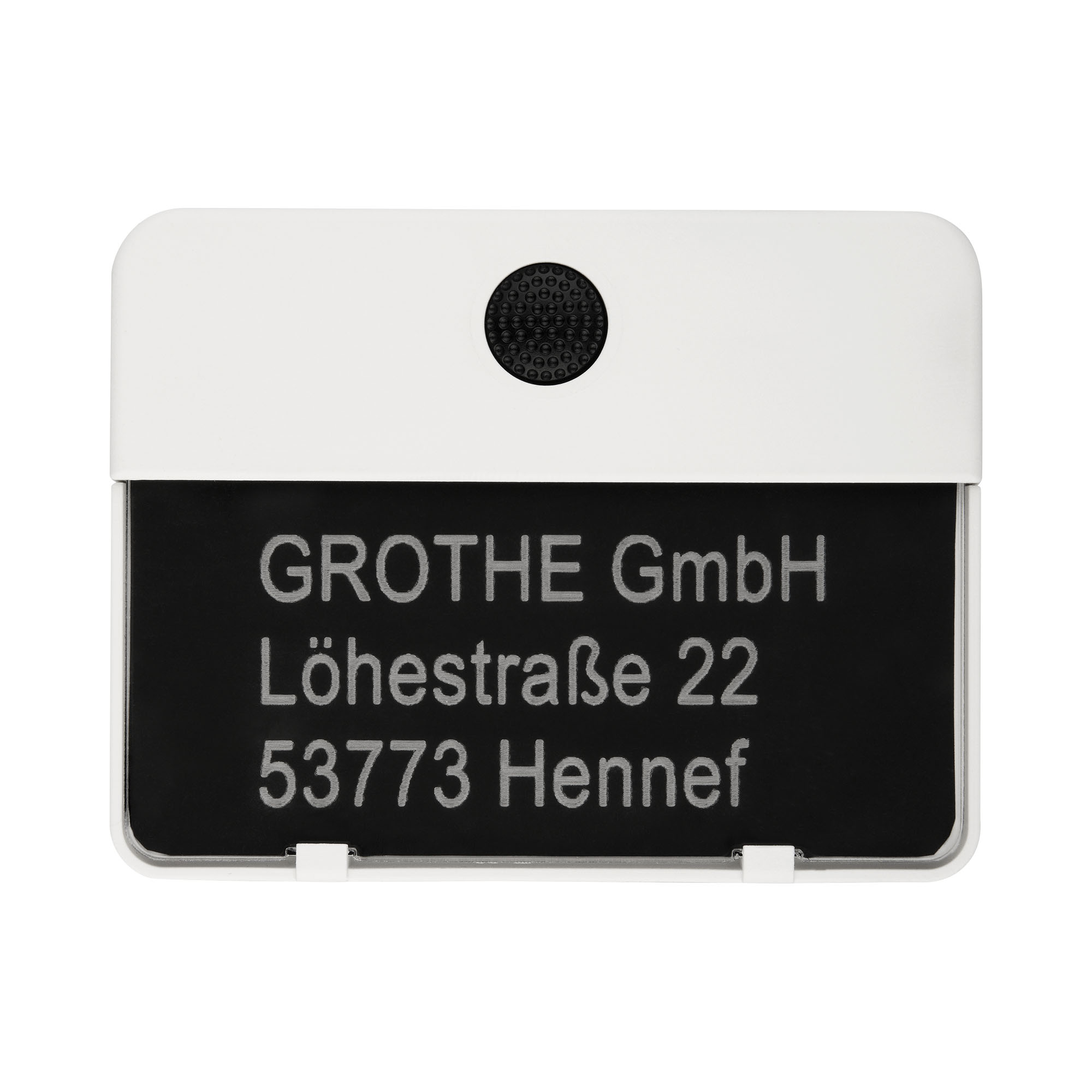 Weiße Klingelplatte mit schwarzer Taste oben und gravierter Beschriftung GROTHE GmbH, frontal fotografiert.