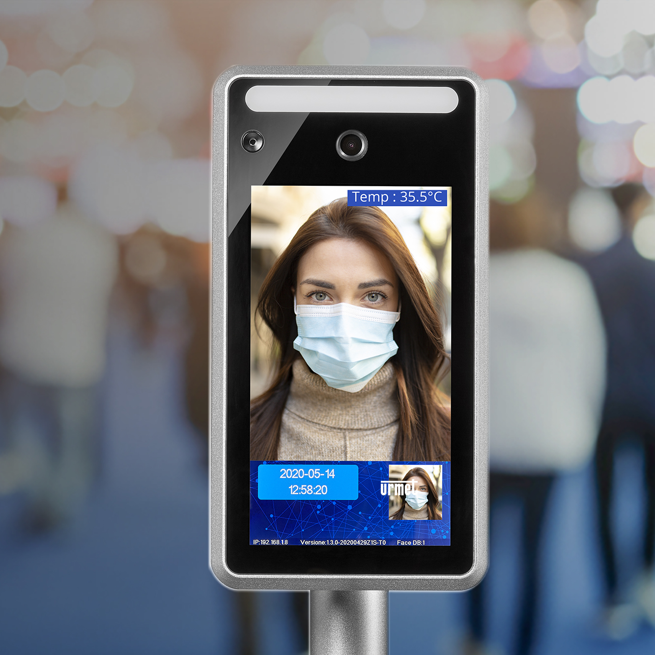 Terminal zur Gesichtserkennung mit Frontdisplay, Frau mit Maske und Temperaturanzeige, frontal fotografiert