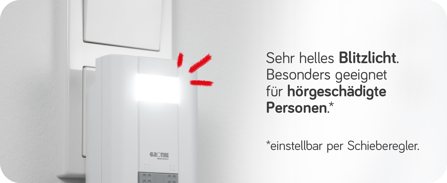 MISTRAL 400 in der Steckdose mit aktivem Blitzlicht und Text rechts daneben