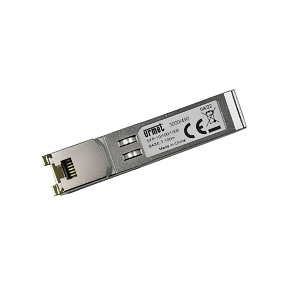 SFP Transceiver-Modul mit RJ45-Anschluss, silberfarben, schräg von oben fotografiert