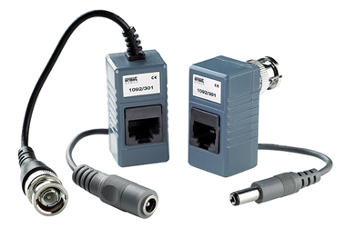Video-Übertragungs-Set bestehend aus zwei Adaptern mit BNC-Stecker, RJ45-Anschluss und Stromversorgungsbuchse zur Übertragung von Video- und Stromsignalen über Netzwerkkabel.