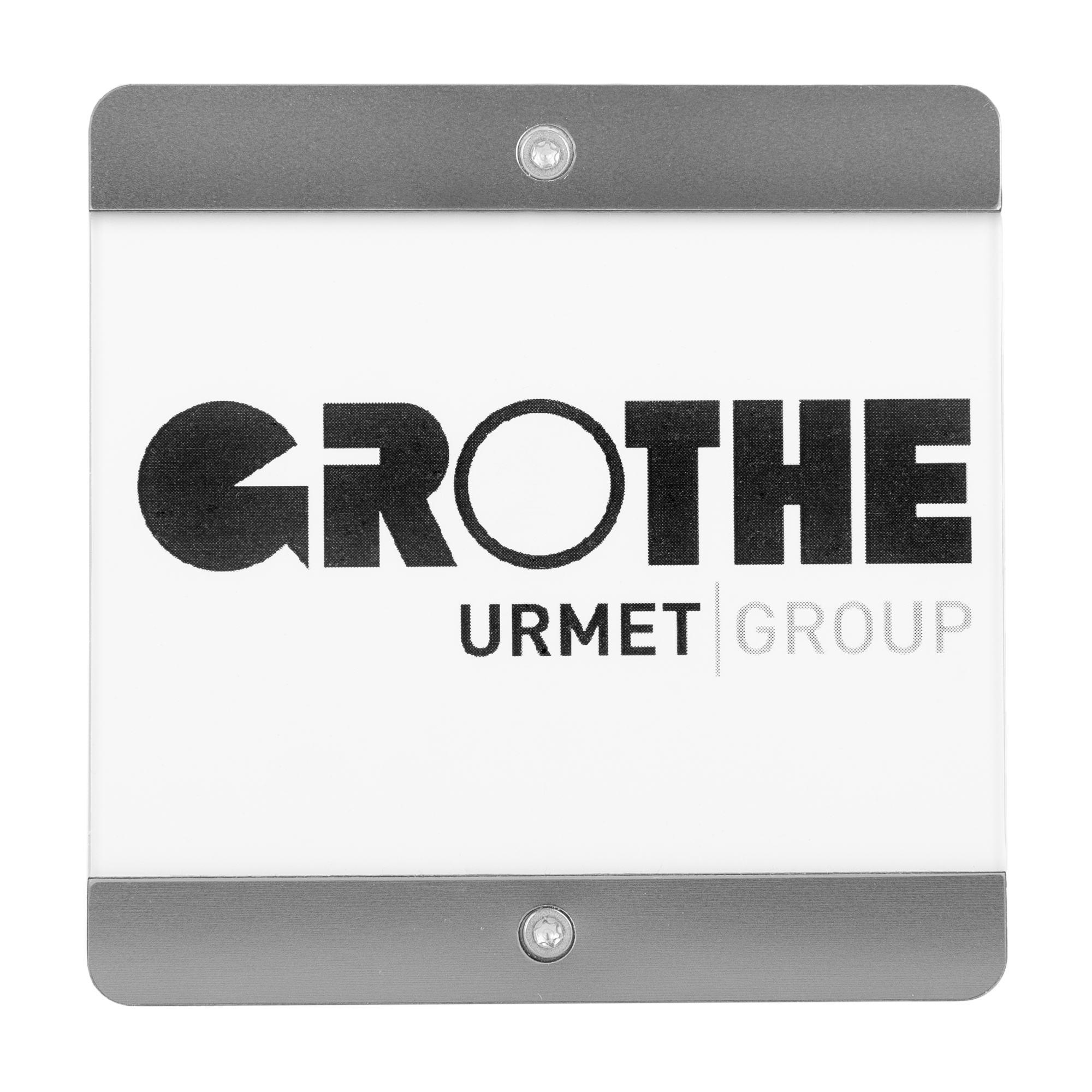 Infoboard mit Abdeckung in Edelstahl-Optik oben und unten, frontal montiert, eingelegtes Papier mit Grothe Urmet Group Logo.