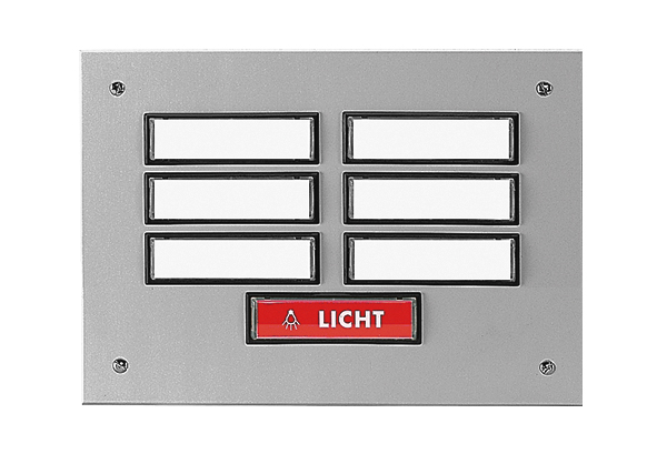 Etagenplatte mit sechs Namensfeldern und einem rotem Lichttaster unten, silber eloxiertes Aluminium, Frontalansicht.