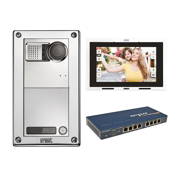Set mit silberner Türstation mit Kamera, weißem Videomonitor mit Display und blauem Netzwerk-Switch für Türkommunikation.