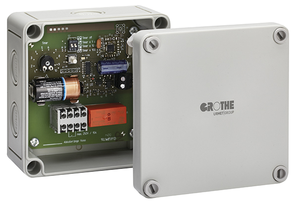 Relaisbox mit geöffneter Abdeckung, sichtbar ist eine bestückte Leiterplatte mit Batterie, Relais, Klemmenblock und Elektronikbauteilen.