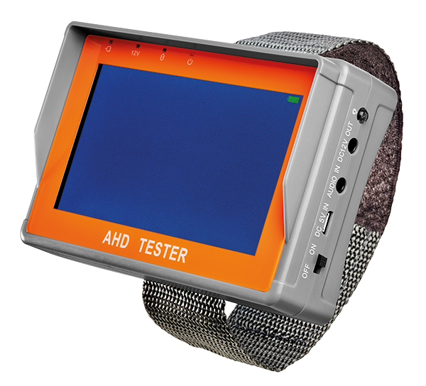 Handliches AHD-Testgerät mit Display und Bedienelementen, montiert an einem Armband zur einfachen Handhabung.