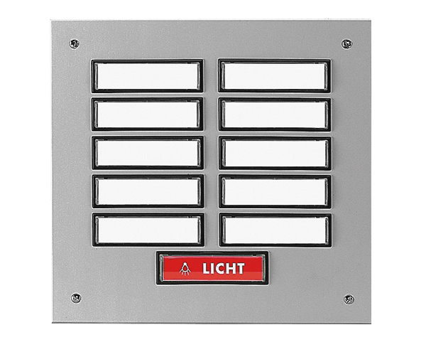 Etagenplatte mit zwölf Namensfeldern und einem rotem Lichttaster unten, silber eloxierte Aluminiumplatte, Frontalansicht.