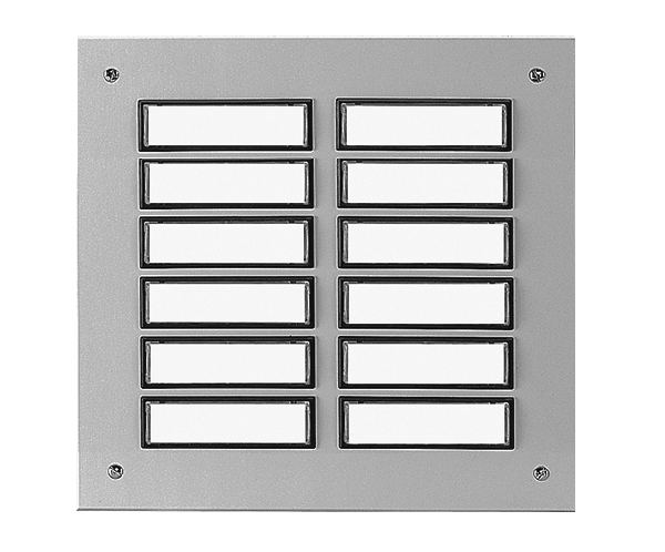 Etagenplatte mit zwölf rechteckigen Namensfeldern, silber eloxierte Aluminiumplatte, Frontalansicht.