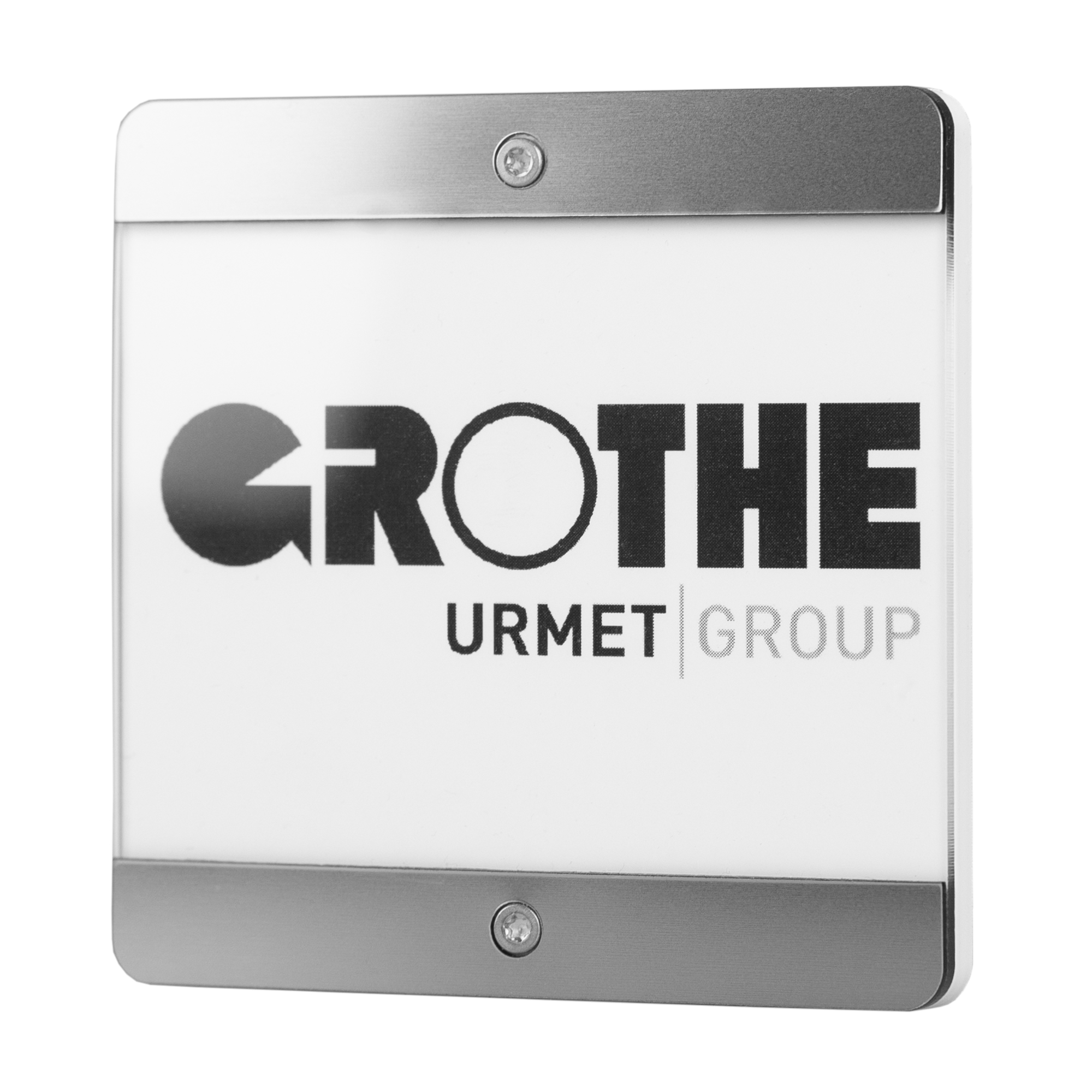 Infoboard mit Abdeckung in Edelstahl-Optik oben und unten, eingelegtes Papier mit Grothe Urmet Group Logo, schräge Ansicht.