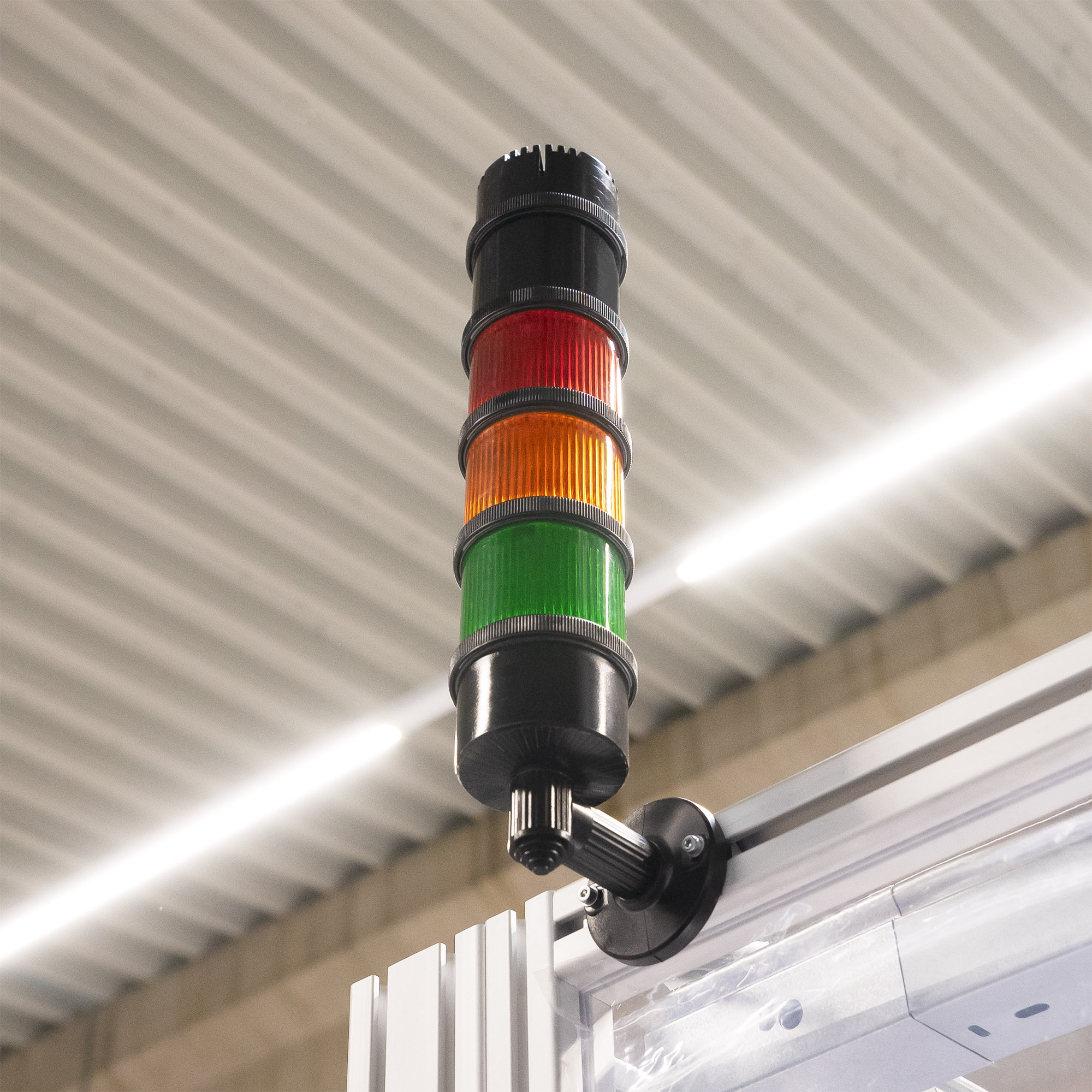Signal-Turmlampe mit drei gestapelten Leuchtmodulen in Rot, Gelb und Grün an schwarzer Halterung für Statusanzeige